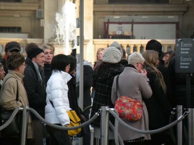  file d'attente devant le Louvre